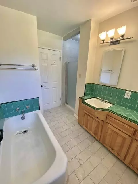 Bath - 1539 Ardmore Ave, Modesto, CA 95350 photo 5 of 6