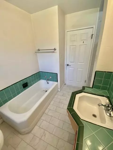 Bath - 1539 Ardmore Ave, Modesto, CA 95350 photo 4 of 6