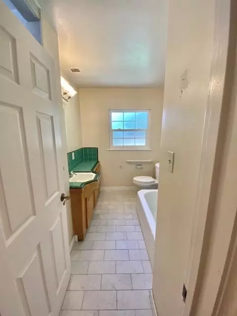 Bath - 1539 Ardmore Ave, Modesto, CA 95350 photo 2 of 6