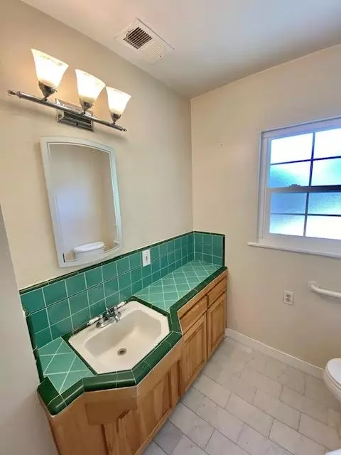 Bath - 1539 Ardmore Ave, Modesto, CA 95350 photo 3 of 6