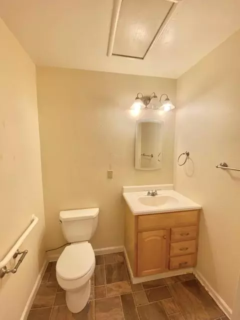 Bath - 1539 Ardmore Ave, Modesto, CA 95350 photo 1 of 6