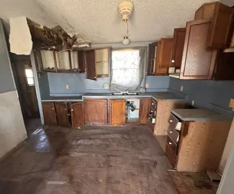 Kitchen - 2133 Mccullagh Rd, Stevinson, CA 95374 photo 2 of 2
