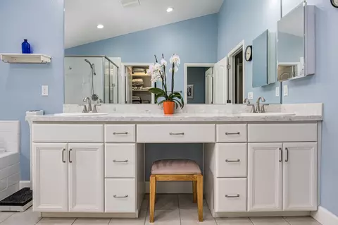 Bath - 7034 Ara Ln, Carmichael, CA 95608 photo 3 of 6