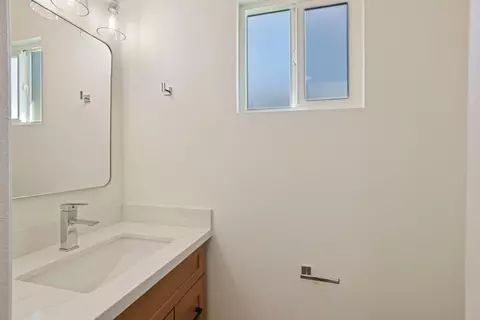 Bath - 1411 Chester Dr, Tracy, CA 95376 photo 1 of 2