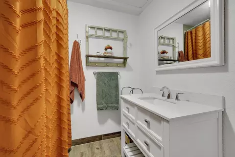 Bath - 2233 Elm St, Sutter, CA 95982 photo 1 of 2