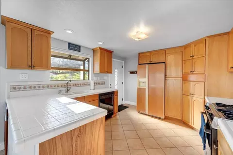 Kitchen - 4620 Bayview Dr, Copperopolis, CA 95228 photo 4 of 7