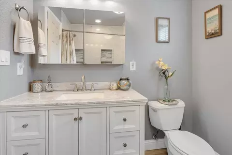 Bath - 4620 Bayview Dr, Copperopolis, CA 95228 photo 3 of 5
