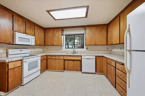 Kitchen - 11261 Edward Dr, Grass Valley, CA 95949 photo 2 of 3