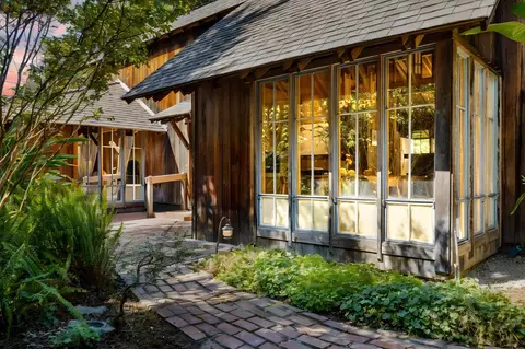 601 Shangri Ln, Sacramento, CA 95825
