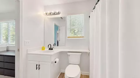 Bath - 4203 Motif Ct, Turlock, CA 95382 photo 3 of 4