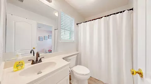 Bath - 4203 Motif Ct, Turlock, CA 95382 photo 2 of 4