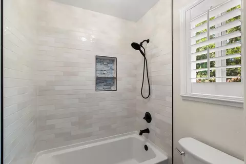 Bath - 2467 Greystone Dr, Tracy, CA 95377 photo 2 of 6