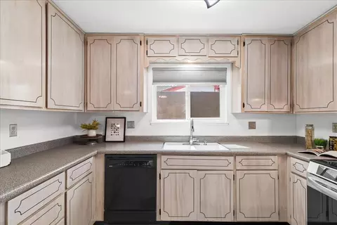 Kitchen - 800 W Union Ave, Modesto, CA 95356 photo 3 of 5