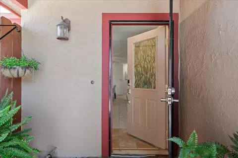 Entry Way - 800 W Union Ave, Modesto, CA 95356 photo 2 of 5