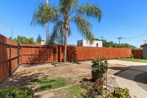 Exterior - 800 W Union Ave, Modesto, CA 95356 photo 11 of 13