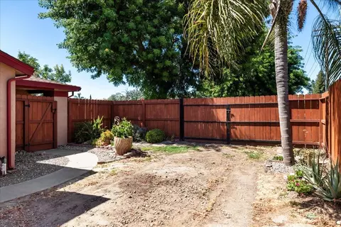 Exterior - 800 W Union Ave, Modesto, CA 95356 photo 8 of 13