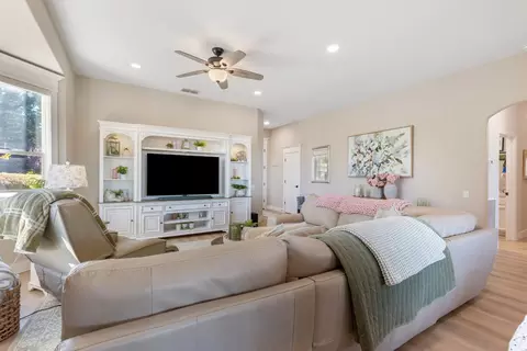 Living - 2810 Springfield Dr, Rocklin, CA 95765 photo 4 of 8