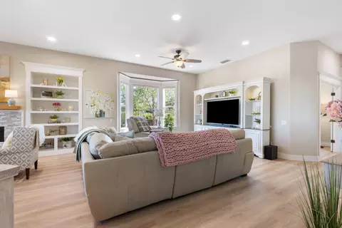 Living - 2810 Springfield Dr, Rocklin, CA 95765 photo 2 of 8