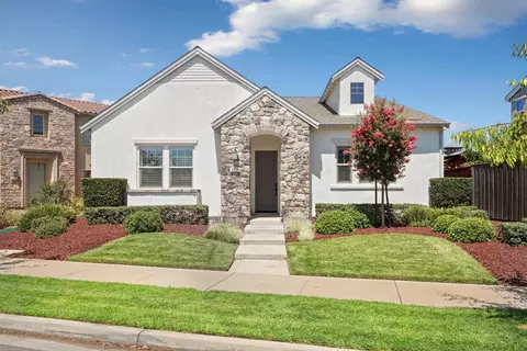 2368 Breton Dr, Oakdale, CA 95361