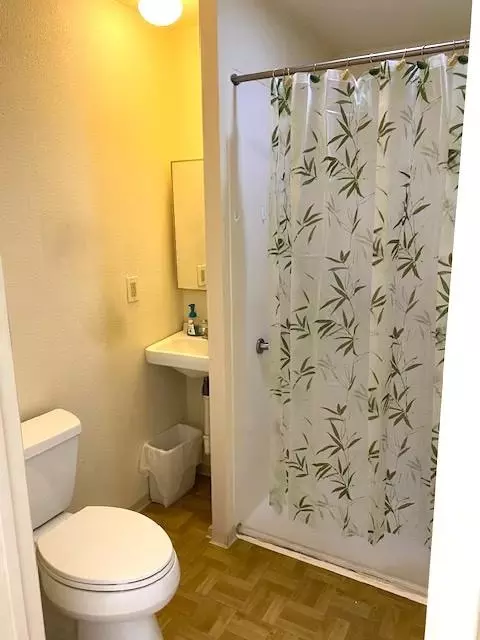 Bath - 2985 Redwood Dr, Merced, CA 95340 photo 3 of 3