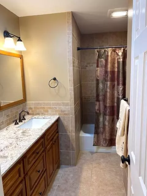 Bath - 2985 Redwood Dr, Merced, CA 95340 photo 2 of 3