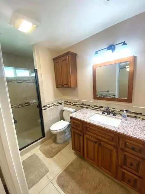Bath - 2985 Redwood Dr, Merced, CA 95340 photo 1 of 3