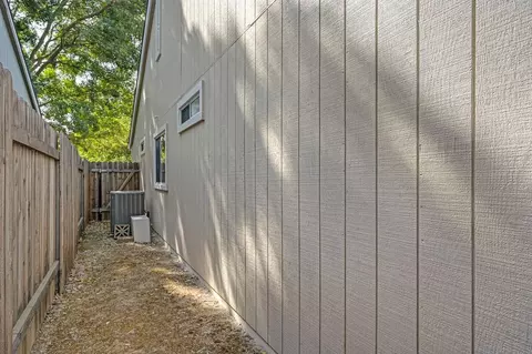 Exterior - 1802 Valdora St, Davis, CA 95618 photo 5 of 6