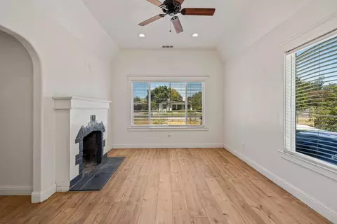 Living - 421 Laurel Ave, Modesto, CA 95351 photo 2 of 4