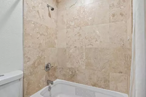 Bath - 421 Laurel Ave, Modesto, CA 95351 photo 2 of 3