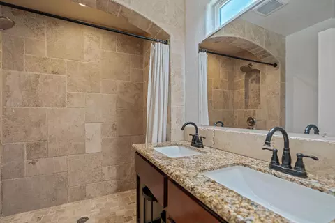 Bath - 421 Laurel Ave, Modesto, CA 95351 photo 3 of 3