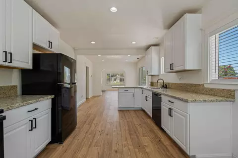 Entry Way - 421 Laurel Ave, Modesto, CA 95351 photo 1 of 4