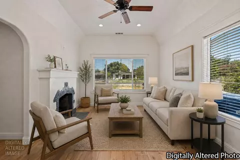 Living - 421 Laurel Ave, Modesto, CA 95351 photo 1 of 4