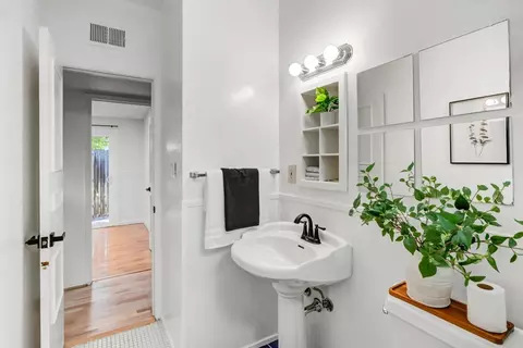 Bath - 808 K St, Davis, CA 95616 photo 3 of 3