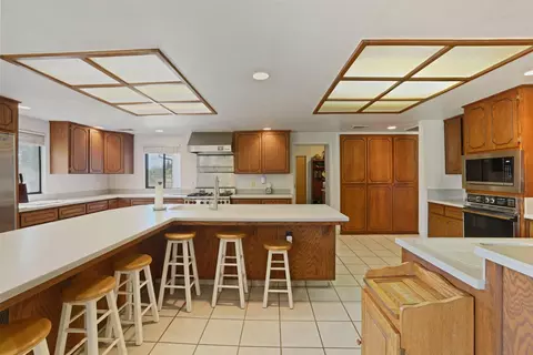 Kitchen - 21267 E Copperopolis Rd, Linden, CA 95236 photo 3 of 8