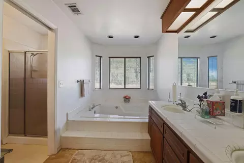 Bath - 21267 E Copperopolis Rd, Linden, CA 95236 photo 3 of 6