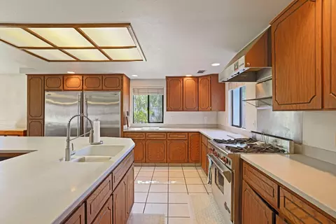 Kitchen - 21267 E Copperopolis Rd, Linden, CA 95236 photo 6 of 8