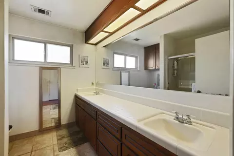 Bath - 21267 E Copperopolis Rd, Linden, CA 95236 photo 1 of 6
