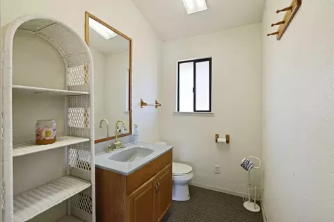 Bath - 21267 E Copperopolis Rd, Linden, CA 95236 photo 5 of 6