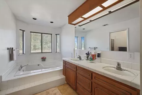 Bath - 21267 E Copperopolis Rd, Linden, CA 95236 photo 2 of 6