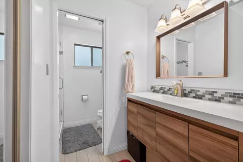 Bath - 5408 Engle Rd, Carmichael, CA 95608 photo 1 of 3