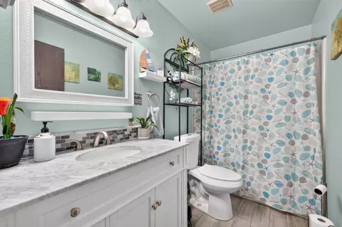 Bath - 5408 Engle Rd, Carmichael, CA 95608 photo 3 of 3