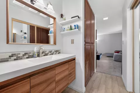 Bath - 5408 Engle Rd, Carmichael, CA 95608 photo 2 of 3