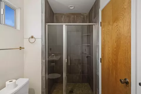 Bath - 749 Meadow Way, Manteca, CA 95336 photo 3 of 5
