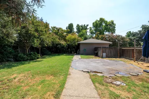 Exterior - 1815 E Marshall St, Turlock, CA 95380 photo 8 of 9