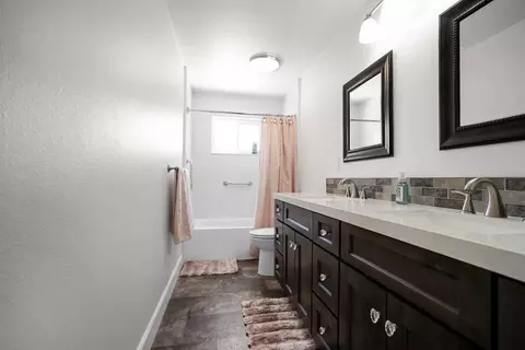 Bath - 1945 Clemson Ct, Turlock, CA 95382 photo 3 of 5