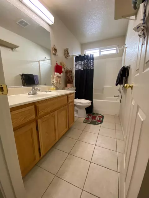 Bath - 2800 Skybrite Dr, Ceres, CA 95307 photo 1 of 2
