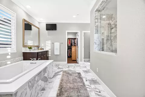 Bath - 3021 Belmont Dr, Lodi, CA 95242 photo 3 of 8