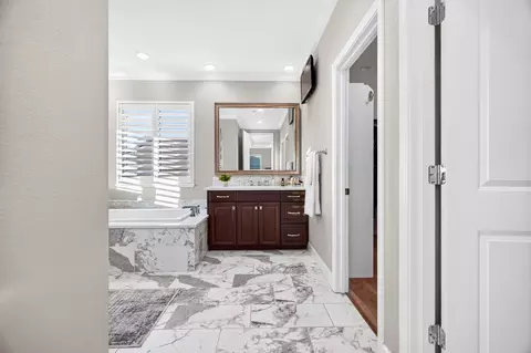 Bath - 3021 Belmont Dr, Lodi, CA 95242 photo 4 of 8
