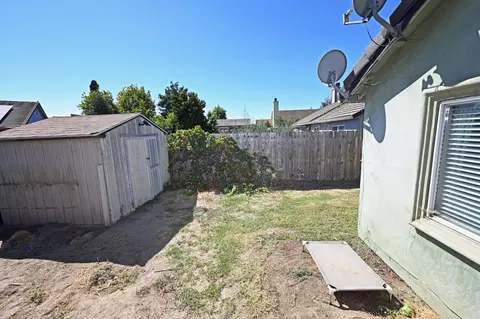 Exterior - 1902 Willert Dr, Turlock, CA 95380 photo 5 of 6