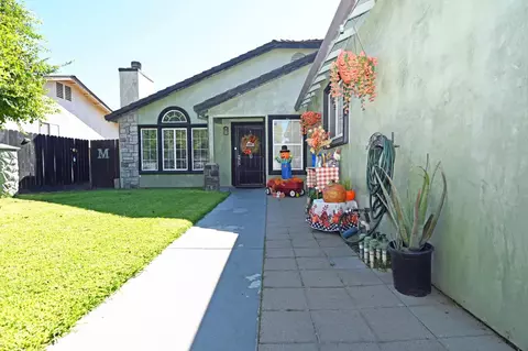 Exterior - 1902 Willert Dr, Turlock, CA 95380 photo 2 of 6